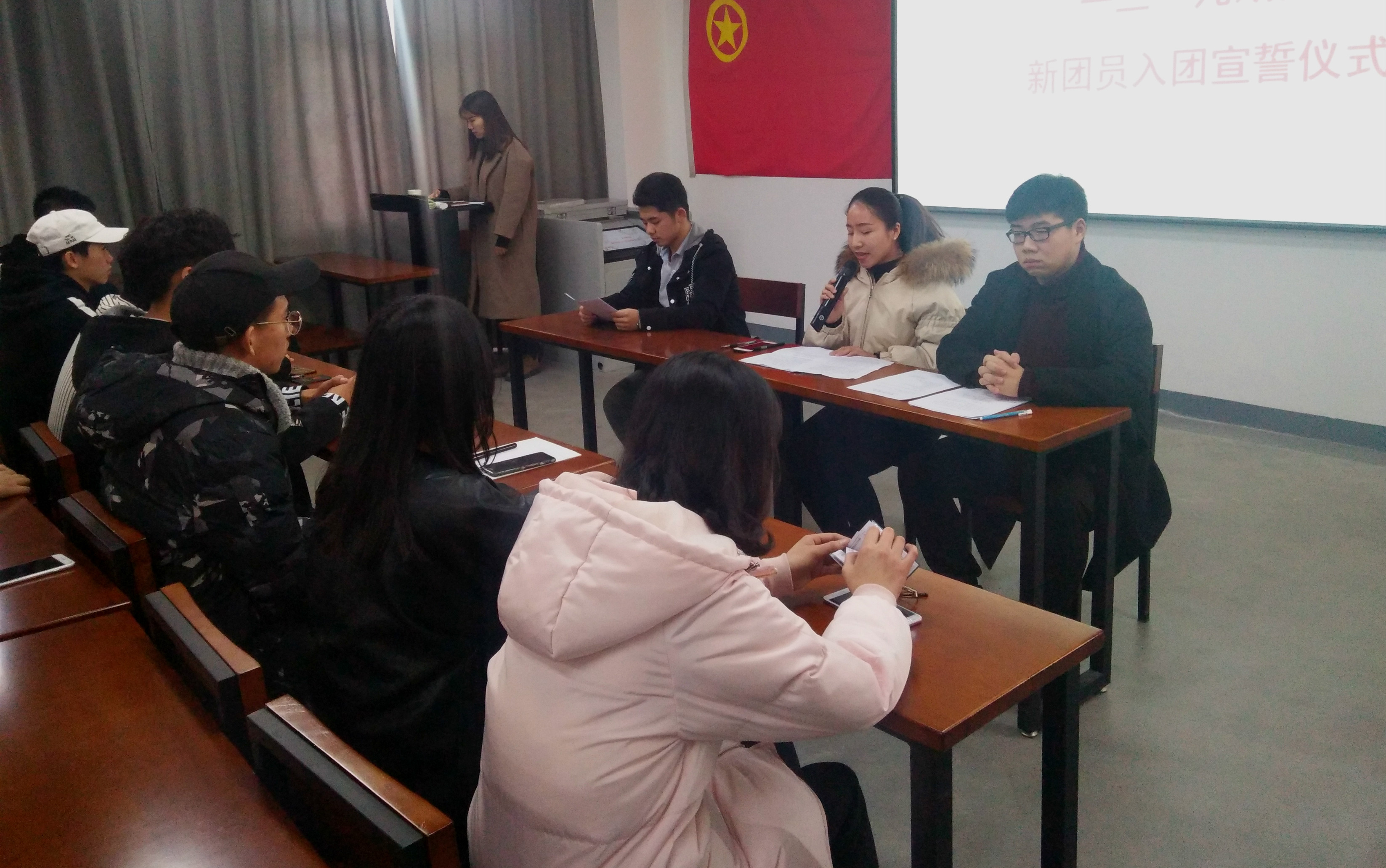 院团委举行新团员入团仪式 院团委举行新团员入团仪式