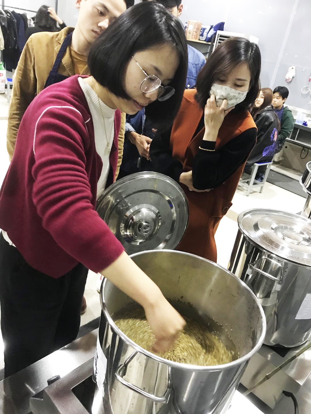 传承匠人精神,体验手工扎染 ——我们邀请张煦林设计师进行植物染工作坊讲学 传承匠人精神,体验手工扎染 ——我们邀请张煦林设计师进行植物染工作坊讲学