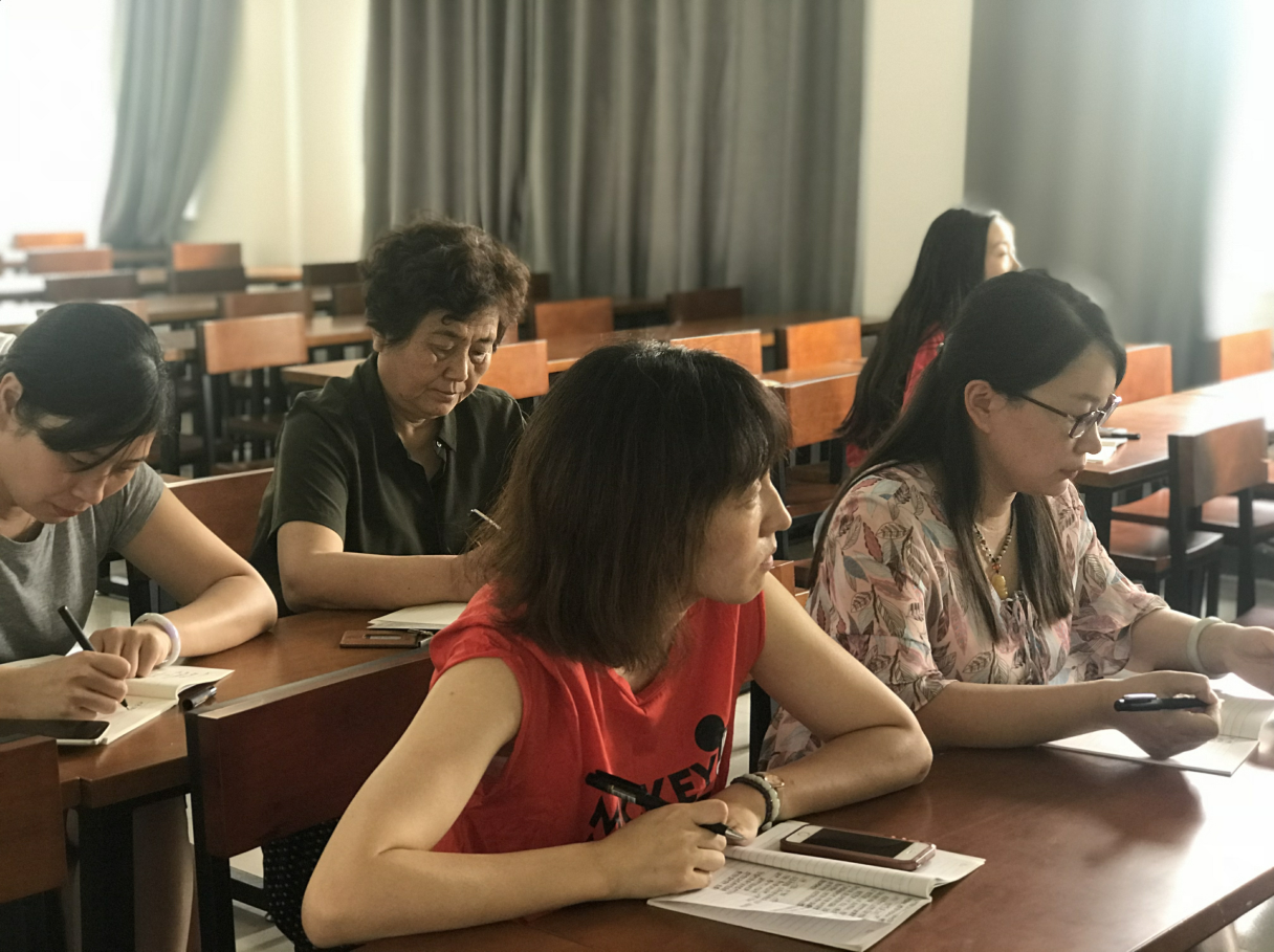 新时代党员教师如何发挥先锋模范作用 ——教工第一党小组微党课系列活动