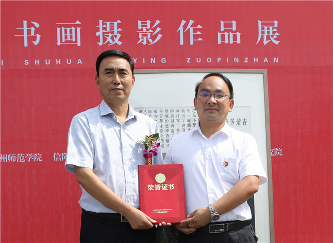 我们九幅书画作品捐赠李芳老师生前任教学校    创办人王福祥先生创作书法作品赞誉英雄李芳