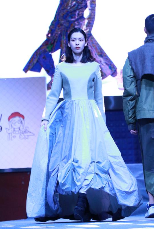 我们举办服装与服饰设计系毕业生作品发布会和炫舞盛典活动