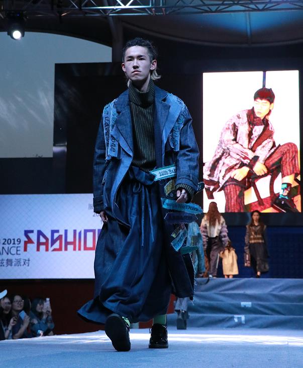我们举办服装与服饰设计系毕业生作品发布会和炫舞盛典活动