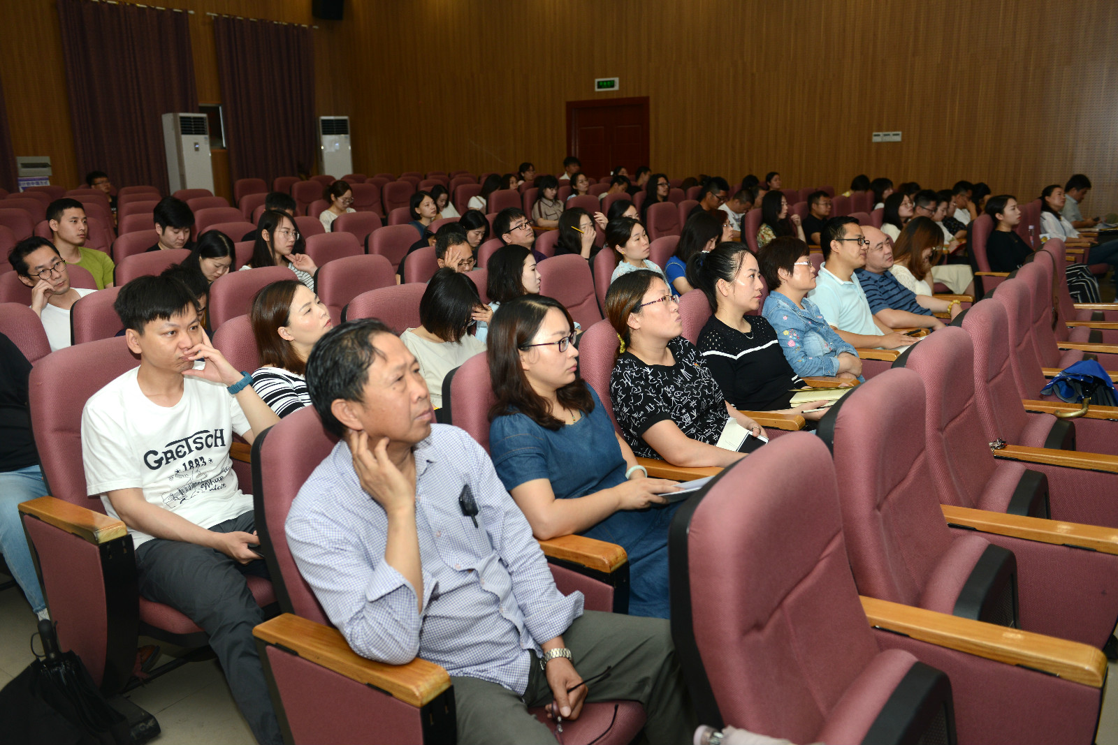 我们举行第四批青年骨干教师与优秀辅导员培养对象三年期满汇报工作