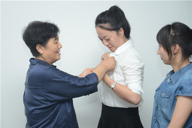 我们党支部开展“佩党徽、亮身份、勇担当、做表率” 主题党日活动 我们党支部开展“佩党徽、亮身份、勇担当、做表率” 主题党日活动