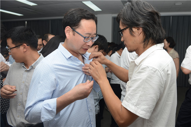 我们党支部开展“佩党徽、亮身份、勇担当、做表率” 主题党日活动