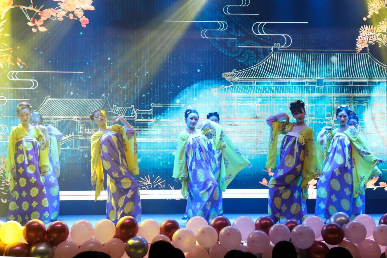 青春共筑中国梦——2019年“庆国庆 贺中秋 迎新生”文艺晚会精彩上演 青春共筑中国梦——2019年“庆国庆 贺中秋 迎新生”文艺晚会精彩上演