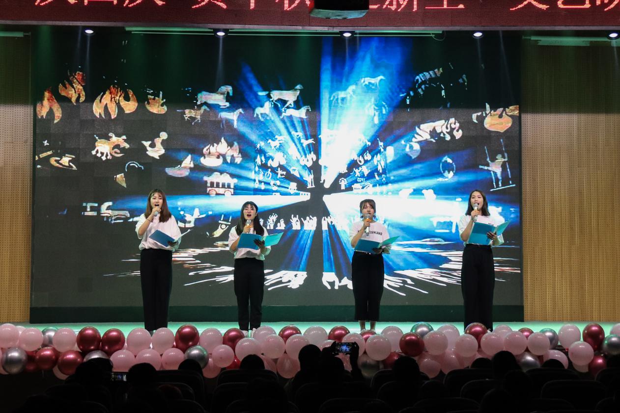 青春共筑中国梦——2019年“庆国庆 贺中秋 迎新生”文艺晚会精彩上演 青春共筑中国梦——2019年“庆国庆 贺中秋 迎新生”文艺晚会精彩上演