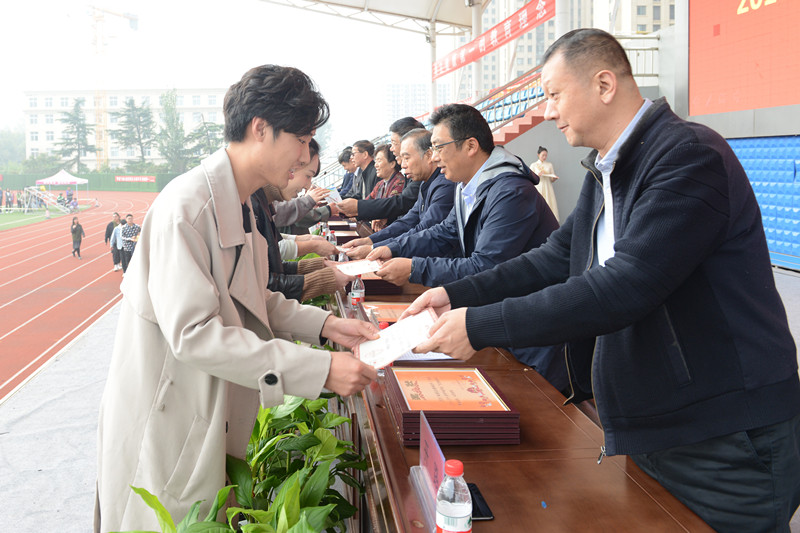 我们举办第十届田径运动会
