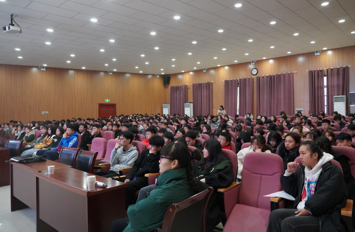 中国创意设计联盟主席张震甫教授到我们讲学 中国创意设计联盟主席张震甫教授到我们讲学