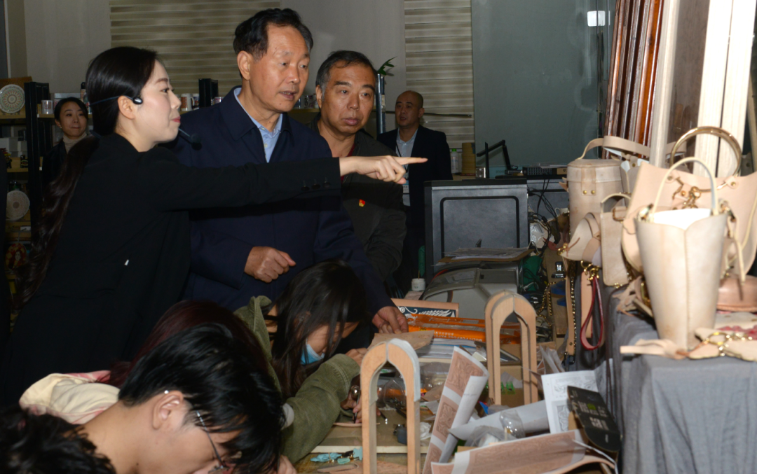 省人大教科文卫委员会朱清孟主任莅临我们调研指导工作