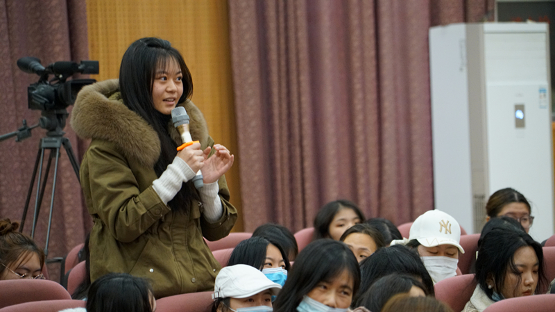 景德镇陶瓷大学张景辉教授到我们讲学 景德镇陶瓷大学张景辉教授到我们讲学