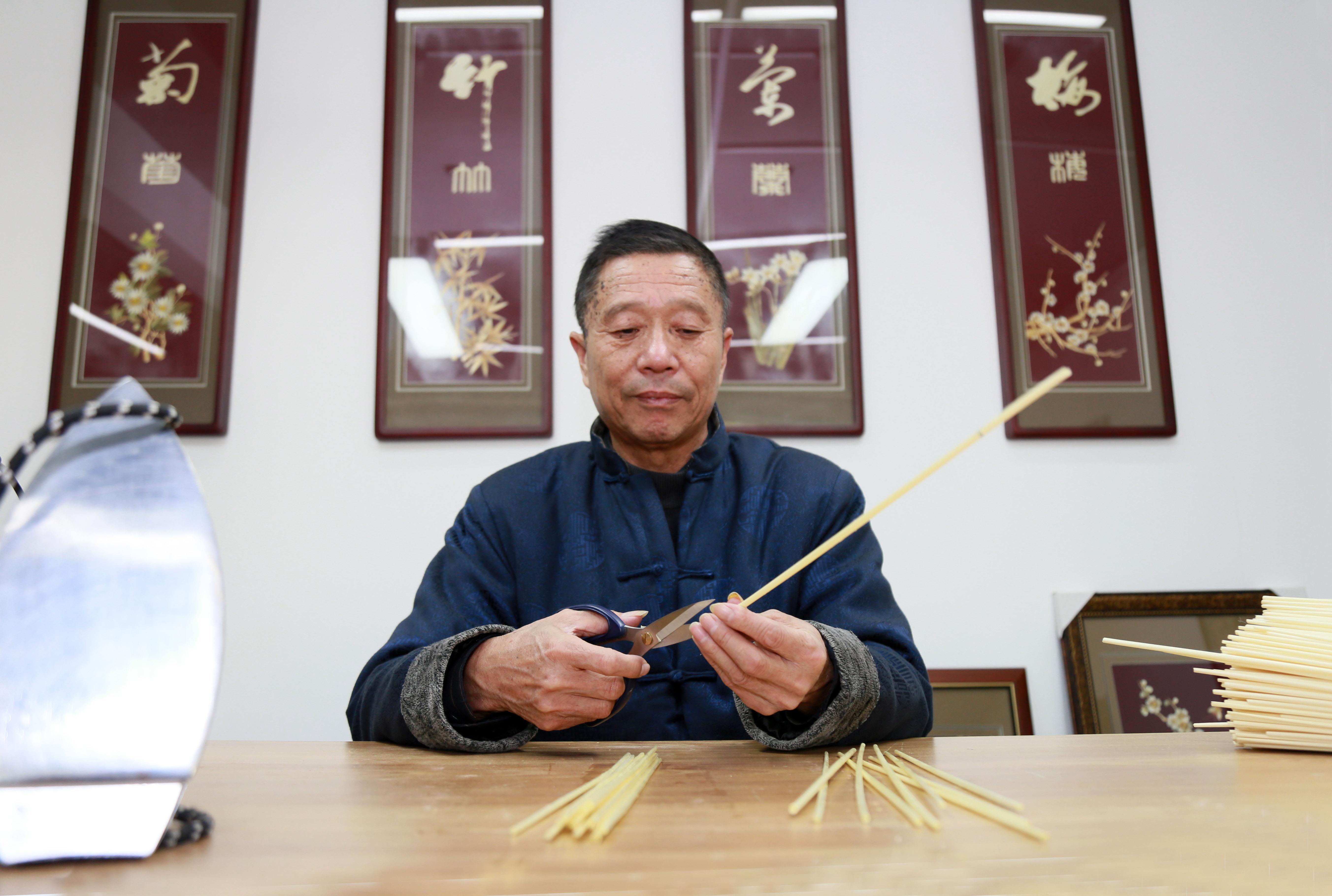 “陈氏麦秆画”非遗传承人陈振强先生到我们讲学 “陈氏麦秆画”非遗传承人陈振强先生到我们讲学
