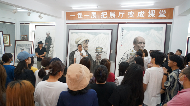 我们常务副院长王彦发教授为师生作《水墨人物观摩及创作谈》主题讲座 我们常务副院长王彦发教授为师生作《水墨人物观摩及创作谈》主题讲座