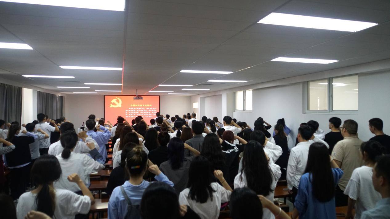 我们举行新党员入党宣誓暨老党员重温入党誓词活动 我们举行新党员入党宣誓暨老党员重温入党誓词活动