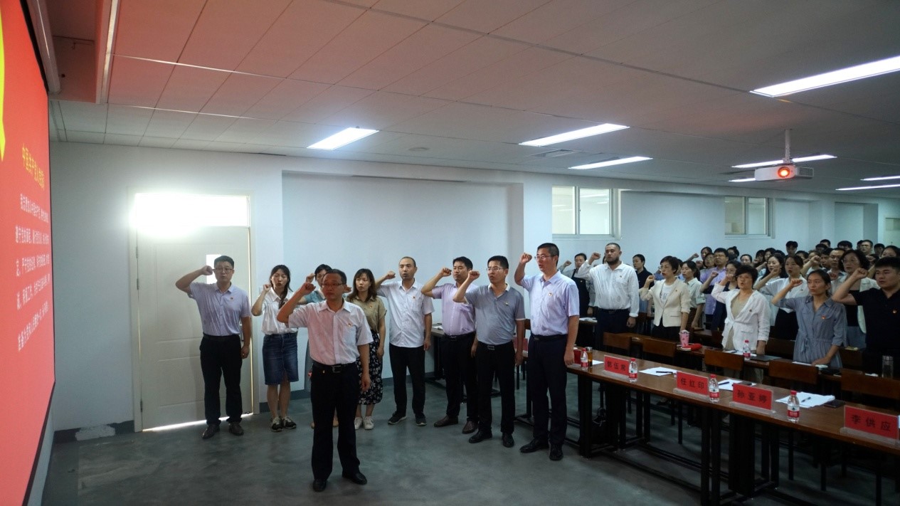 我们举行新党员入党宣誓暨老党员重温入党誓词活动 我们举行新党员入党宣誓暨老党员重温入党誓词活动