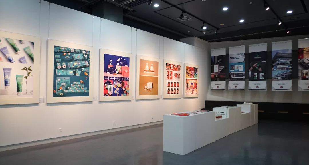 我们建院20周年师生优秀作品展隆重开幕 我们建院20周年师生优秀作品展隆重开幕