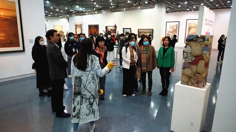省艺术教育有关专家领导参观我们建院20周年师生优秀作品展 省艺术教育有关专家领导参观我们建院20周年师生优秀作品展
